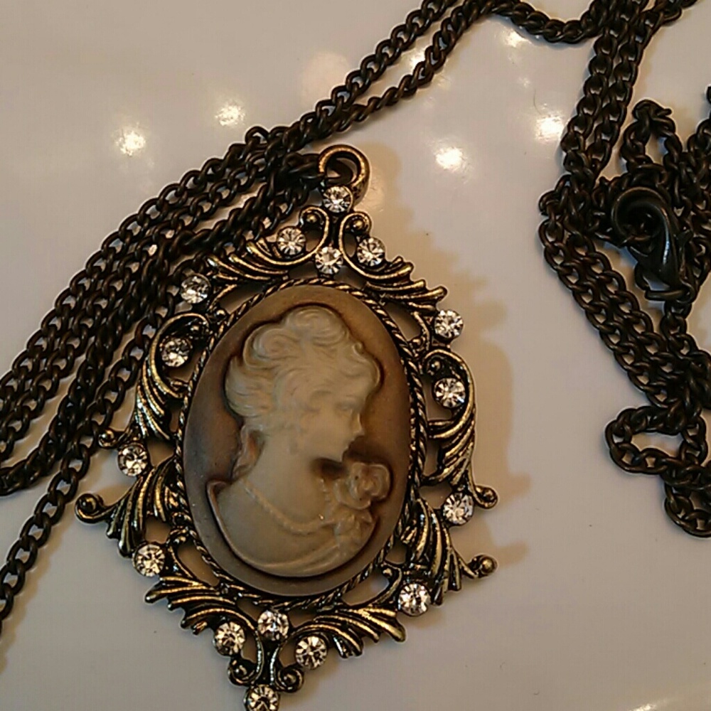 NWOT Vintage Style Cameo Necklace